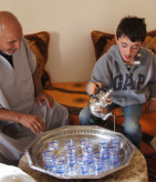 morocco-lunch-in-family-home-pouring-tea
