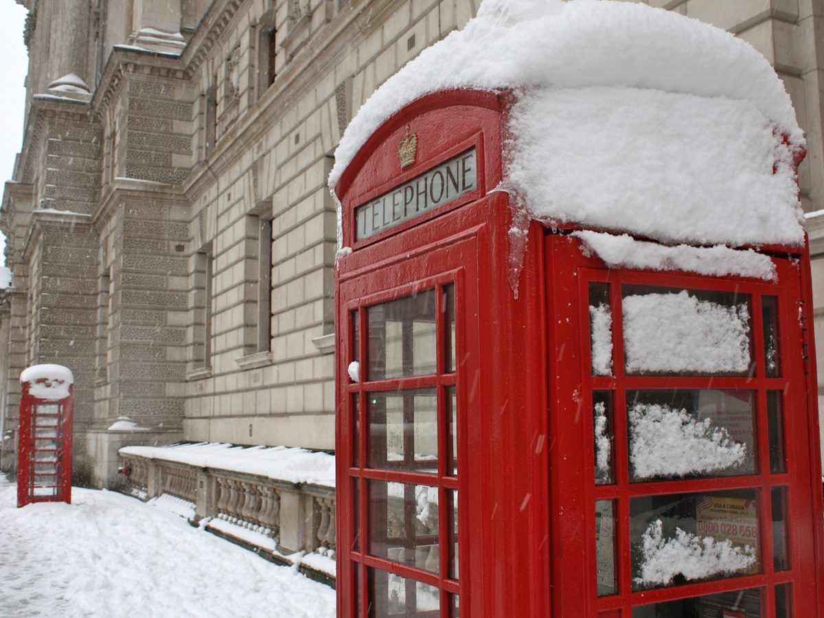 london-phone-booth-snow