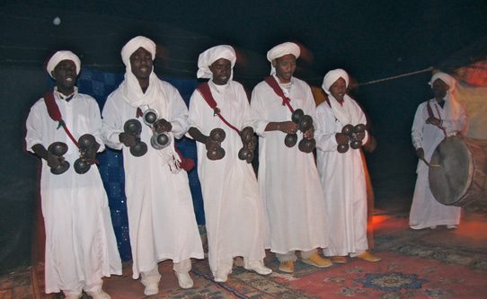 berber-music-in-desert