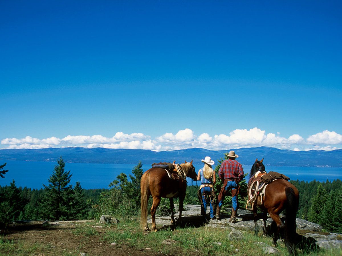 flathead-lake-lodge-horseback-lake-view