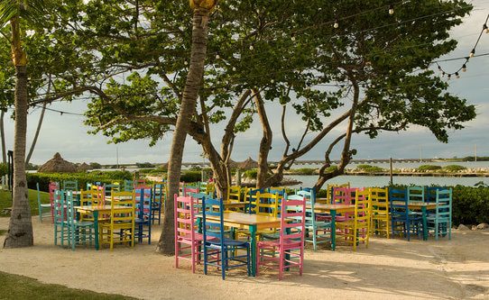 hawks_cay_resort_beach_grill_tables