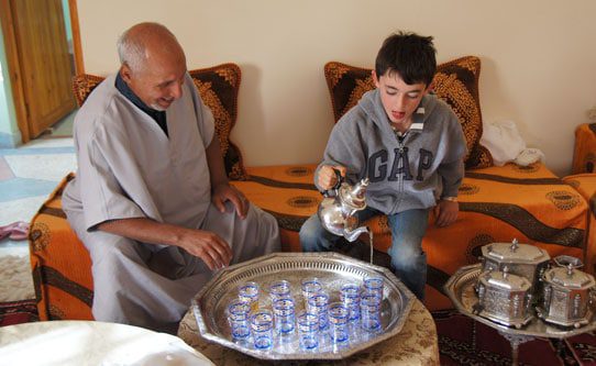 morocco-lunch-in-family-home-pouring-tea