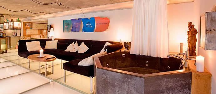 the-heinz-julen-loft-lounge-and-hot-tub